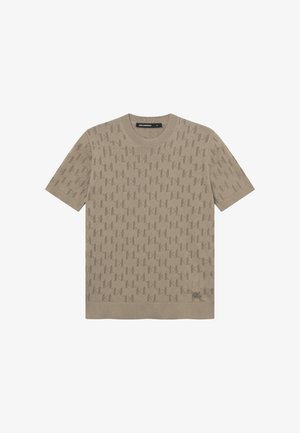 Beżowy krótki sweter z krótkim rękawem, o subtelnym, wzorzystym fakturowanym materiale i okrągłym dekolcie. Mały detal z logo blisko brzegu u dołu.