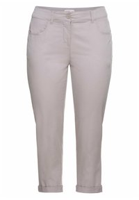 Pantalons gris clair avec une texture douce. Comprend deux poches avant, une fermeture bouton et des poignets roulés pour un ajustement décontracté.