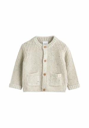 Cremefarbener gestrickter Baby-Cardigan mit Holzknöpfen und zwei Fronttaschen, mit geripptem Kragen und Bündchen.