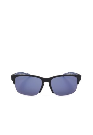 Occhiali da sole con montatura nera, lenti rettangolari con tinta blu e ponte leggermente curvo su sfondo bianco.