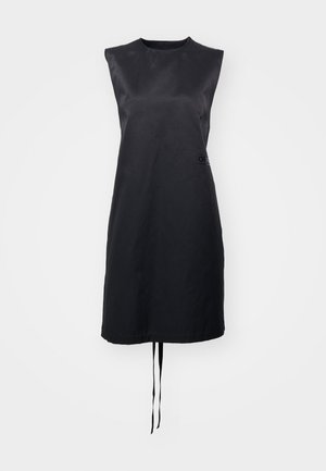 Mustat ilman hihoja oleva mekko sileästä kankaasta, jossa on pyöreä pääntie ja sivunauhat. Huomaamaton brändäys näkyy edessä.