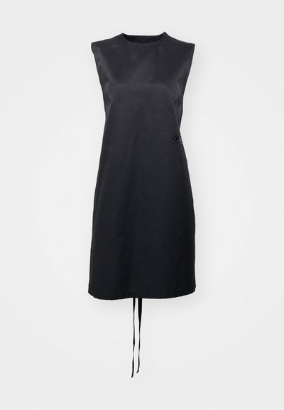 Μαύρο αμάνικο φόρεμα από λείο ύφασμα, με στρογγυλή λαιμόκοψη και πλευρικές κορδέλες. Διακριτική σήμανση εμφανίζεται μπροστά.