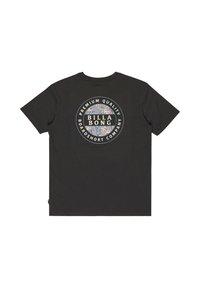 Zwarte katoenen t-shirt met een cirkelvormig logo op de achterkant, versierd met bloeiende accenten en de tekst "BILLA BONG PREMIUM QUALITY BOARDSHORT COMPANY."