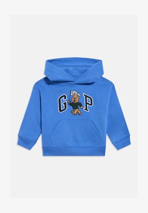Modrá detská mikina s kapucňou a predným vreckom, s medveďom držiacim vlajku medzi veľkými písmenami "G" a "P".