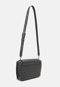 Borsa a tracolla grigia con materiale testurizzato, caratterizzata da un motivo in rilievo, tracolla regolabile e dettagli in metallo dorato.