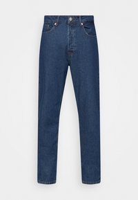Jeans de denim azul escuro com cintura alta, design de perna reta, estilo de cinco bolsos e detalhes metálicos visíveis nos botões e rebites.