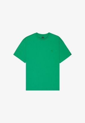 Zelené tričko s krátkym rukávom a okrúhlym výstrihom s malým tónovaným logom na ľavej strane hrudníka a štítkom na ľavom rukáve.