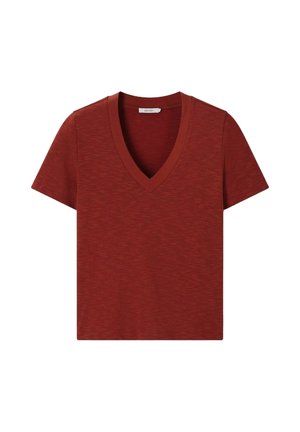 T-shirt à manches courtes, rouge profond avec col en V, présentant une texture chinée subtile, affiché à plat sur un fond blanc.