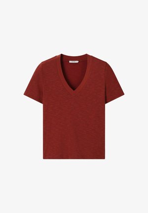T-shirt à manches courtes, rouge profond avec col en V, présentant une texture chinée subtile, affiché à plat sur un fond blanc.