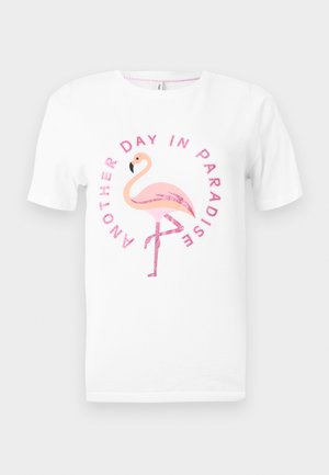 Valge t-särk roosa flamingo kujutise ning sädeleva tekstiga „Teine päev paradiisis“, mis on linnu ümber kõverdatud.