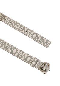 Cintura sintetica grigia con testo bianco audace e fibbia circolare in argento con iniziali. Progettata con fori multipli per una vestibilità regolabile.