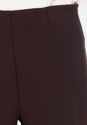 Pantaloni tagliati marrone scuro realizzati in tessuto liscio, con una parte frontale pulita, una piega sottile e senza hardware o accenti visibili.