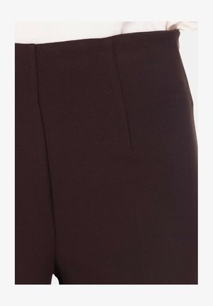 Pantaloni tagliati marrone scuro realizzati in tessuto liscio, con una parte frontale pulita, una piega sottile e senza hardware o accenti visibili.