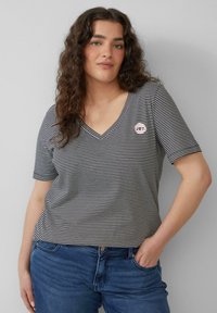 Gestreiftes Schwarz-Weiß-V-Hals-T-Shirt aus weichem Material mit rosa "JOY"-Logo-Patch auf der Brust. Kurze Ärmel, lockere Passform. Lässiges Design.
