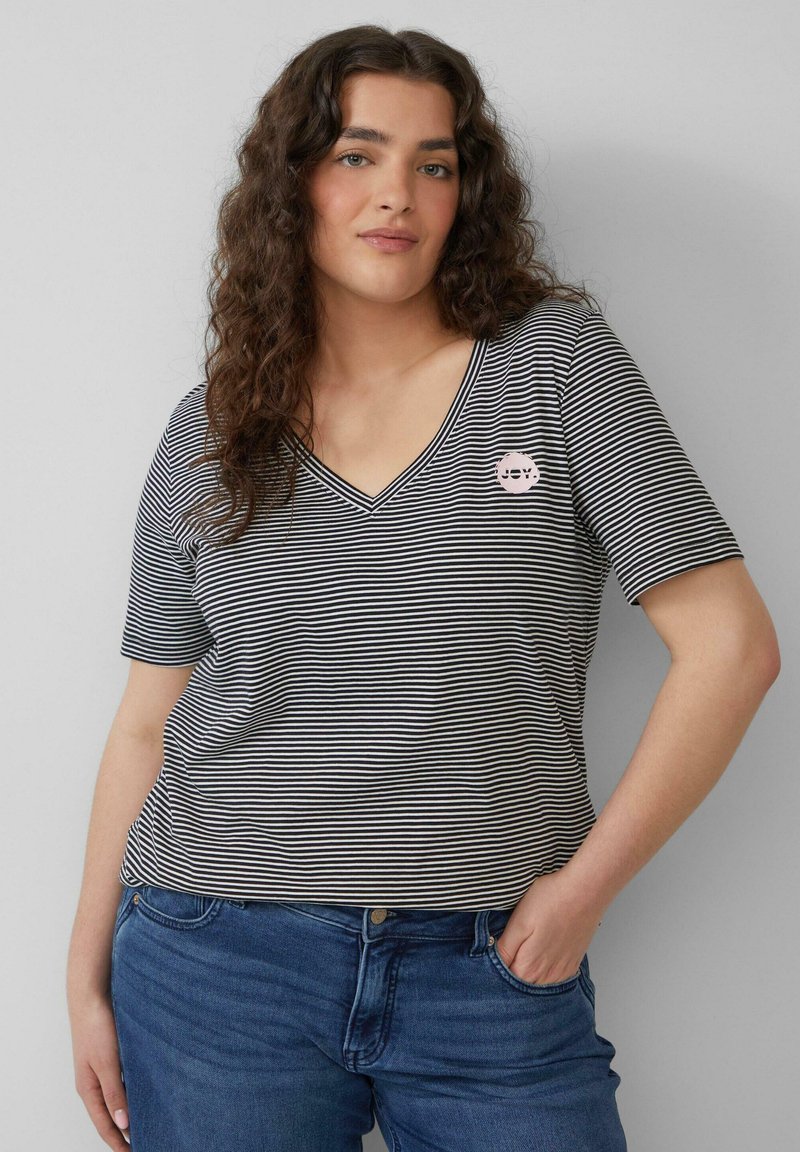 Gestreiftes Schwarz-Weiß-V-Hals-T-Shirt aus weichem Material mit rosa "JOY"-Logo-Patch auf der Brust. Kurze Ärmel, lockere Passform. Lässiges Design.