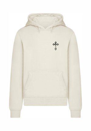Beige hoodie lavet af blødt stof, med en front kangaroo lomme og en lille sort korsbroderi på brystet.