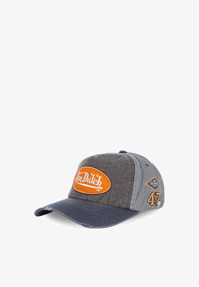 Gorra de béisbol en gris y marino con un logo ovalado Naranja que incluye texto blanco y detalles bordados adicionales en el lateral.