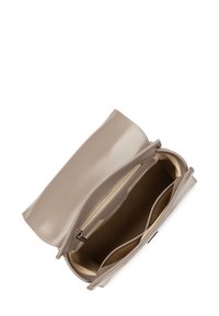 Sac à main en cuir beige avec une finition lisse, ouverture sur le dessus, compartiment zippé unique et deux logements intérieurs pour l'organisation.