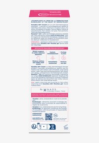 Emballage rose et blanc de la crème Sensibio AR+. Comprend du texte en français et en anglais, incluant des descriptions des bienfaits et des instructions d'utilisation.