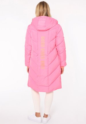 Rosa Pufferjacke mit Kapuze, ausgestattet mit einer Chevron-Steppung und dem Aufdruck "GOOD VIBES ONLY" in einem helleren Rosa auf dem Rücken. Glatte Textur.