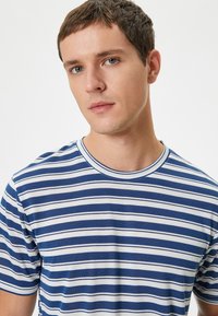 Koton SHORT SLEEVE - T-shirt med print - blue