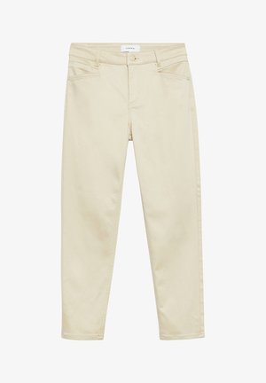 Pantaloni beige a gamba dritta con tasche frontali, passanti per cintura e chiusura con bottone, distesi su uno sfondo bianco.
