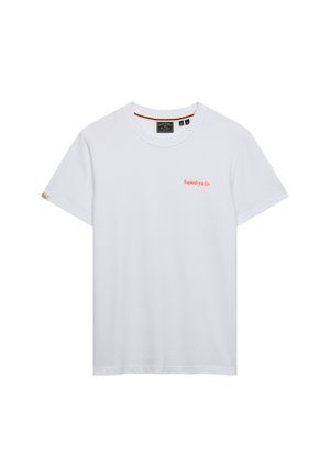 T-shirt bianca a maniche corte con scollo tondo, piccolo logo rosso "Superdry & Co" sul lato sinistro del petto e etichetta nera sul collo.