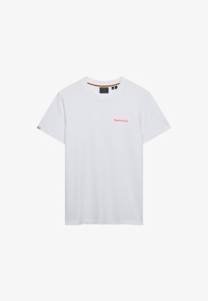 Camiseta blanca de manga corta con cuello redondo y pequeño logo rojo "Superdry & Co" en el pecho izquierdo y etiqueta negra en el cuello.