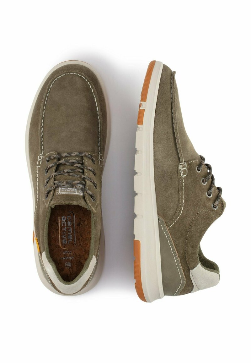 Scarpe in suede verde oliva con dettagli bianchi, suola in gomma rialzata e design con lacci. Presentano cuciture a contrasto e fodera traspirante.