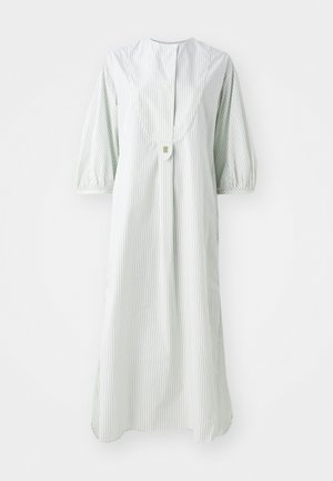 Vestido a rayas en verde claro y blanco, con un escote redondo, mangas cortas abullonadas y un cierre de botones en la parte posterior.