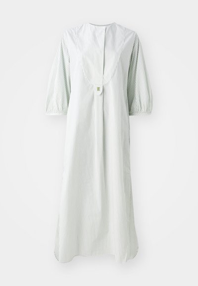 Robe rayée en vert clair et blanc, dotée d'un col rond, de courtes manches bouffantes et d'une fermeture à boutons dans le dos.