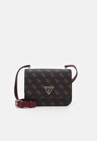 Bolso Guess con un exterior texturizado en un oscuro color navy y un patrón de logotipos dorados. Acento de logotipo triangular en plata con correa ajustable en burdeos.