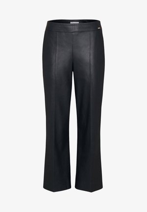Pantalons en cuir noir avec une texture lisse, présentant une taille haute, une coupe droite et un accent de quincaillerie minimal.