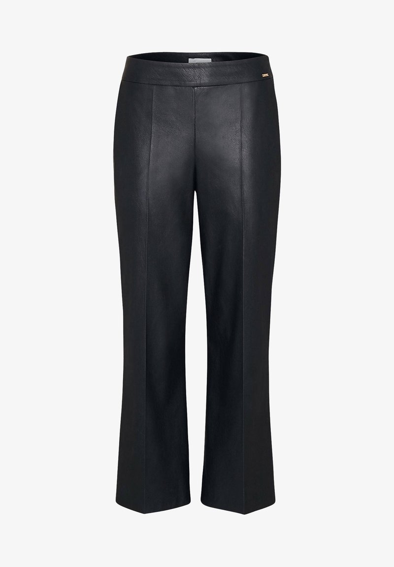 Pantalons en cuir noir avec une texture lisse, présentant une taille haute, une coupe droite et un accent de quincaillerie minimal.