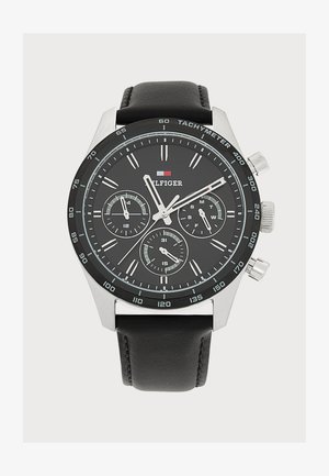 Montre-bracelet pour homme avec bracelet en cuir noir, cadran noir, trois sous-cadrans, aiguilles argentées, lunette tachymètre et logo Tommy Hilfiger.
