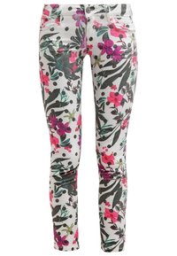 Pantalones ajustados blancos con lunares negros y un audaz estampado floral en rosa, púrpura y verde, con bolsillos frontales y cierre de botón.