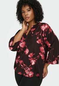 Čierna kvetinová blúzka s červenými a ružovými kvetmi, 3/4 rukávy, výstrih do V, textúrovaná tkanina a voľný strih.