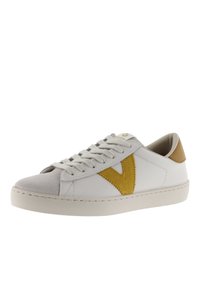 Sneaker blanche mettant en avant un logo V en daim jaune, un embout en daim gris et une accents au talon en tan. Les lacets sont gris avec une finition texturée.