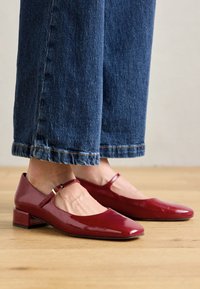 ÁNGEL ALARCÓN Bailarinas con hebilla - rubino
