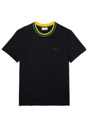 Schwarzes Lacoste-T-Shirt mit kurzen Ärmeln und geripptem Kragen mit gelben, grünen und schwarzen Streifen sowie einem dezenten Krokodil-Logo auf der Brust.