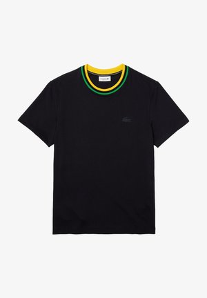 Schwarzes Lacoste-T-Shirt mit kurzen Ärmeln und geripptem Kragen mit gelben, grünen und schwarzen Streifen sowie einem dezenten Krokodil-Logo auf der Brust.
