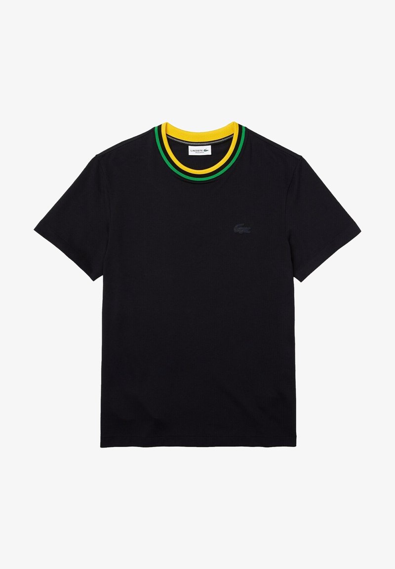 T-shirt noir à manches courtes de Lacoste avec col côtelé comportant des rayures jaune, vert et noir, et un logo crocodile discret sur la poitrine.