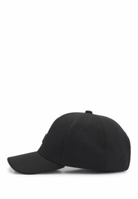 Schwarze Baseballmütze aus Stoff, mit einem gebogenen Schirm, einer glatten Textur und einem kleinen dekorativen Logo an der Seite.