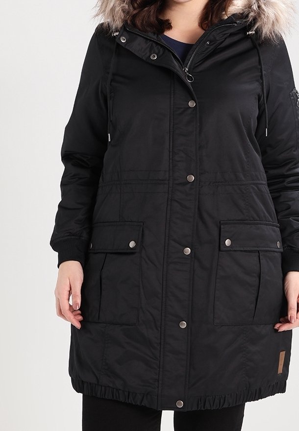 Černá zateplená parka s zipem vpředu, zapínáním na patentky, kapucí s kožešinou, dvěma předními kapsami a staženým lemem.