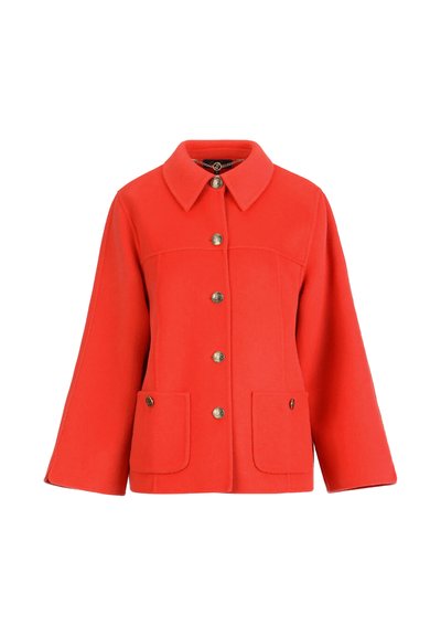 Červená vlnená bunda so širokým golierom, šiestimi zlatými gombíkmi vpredu a dvoma prednými vreckami so zapínaním na gombíky.