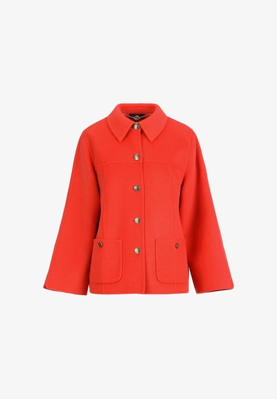 Červená vlnená bunda so širokým golierom, šiestimi zlatými gombíkmi vpredu a dvoma prednými vreckami so zapínaním na gombíky.