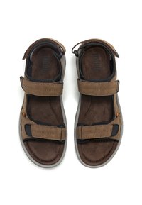 Sandali in suede marrone con cinturini regolabili in Velcro nero, soletta imbottita e suole in gomma grigia. Design open-toe con accessori hardware minimali.