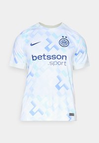 Maillot de football blanc avec des motifs géométriques bleu clair, doté d'un col rond, de manches courtes et d'un logo et d'un sponsor en bleu foncé.
