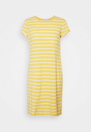 Gelb und weiß gestreiftes Kurzarmkleid in Knielänge mit einer Brusttasche auf einem weißen Hintergrund.