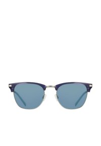 Okulary przeciwsłoneczne z fioletową plastikową ramą, niebieskimi szkłami i srebrnymi metalowymi akcentami. Kanciasty kształt z przezroczystymi poduszkami nosowymi.